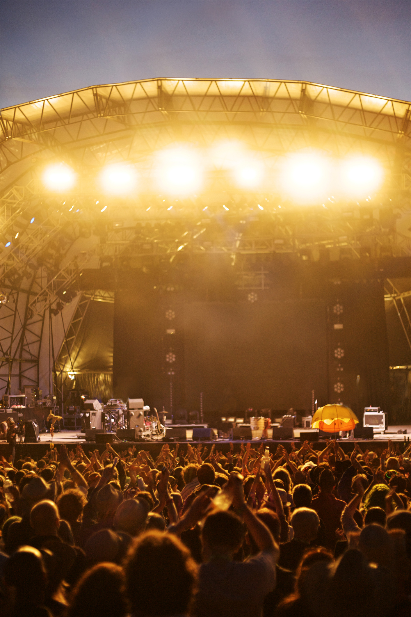 crowd clapping at empty stage